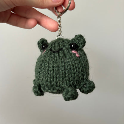 Miniaturowa ciemna żabka-breloczek