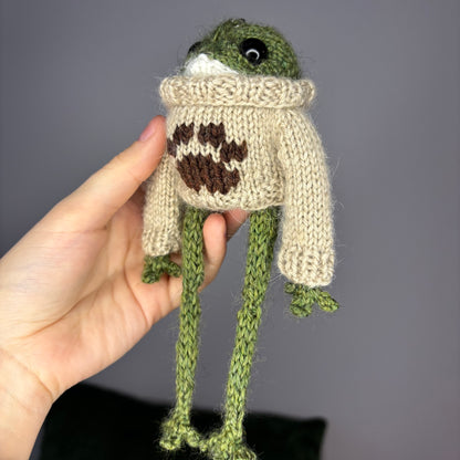 Żabka w sweterku z łapką (z breloczkiem)